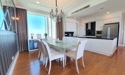 A luxury condo for sale in Sukhumvit 31 is available now on one of the top floors of Royce Private Residences