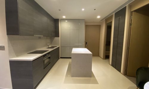 This luxury condo on a top floor in Asoke is available now in a popular The Esse Asoke condominium on Sukhumvit 21 in Bangkok CBD