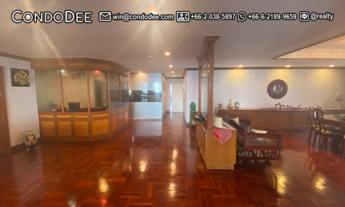 This large apartment in Ekkamai 12 is a well-maintained condo that is available now at a good price in Oriental Towers condominium in Bangkok CBD