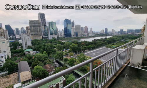 This large apartment on Sukhumvit 8 is available at a reduced price in the Lake Green condominium near BTS Nana in Bangkok CBD