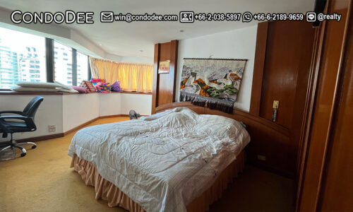 This large apartment on the top floor in Prompong is available now in a popular President Park Sukhumvit 24 condominium