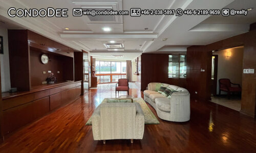 This large apartment on the top floor in Prompong is available now in a popular President Park Sukhumvit 24 condominium