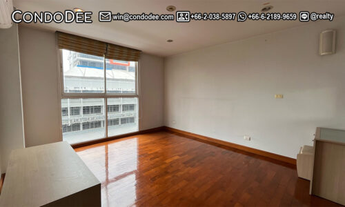 This large condo near NIST International School is available now in The Peak Sukhumvit 15 condominium in Bangkok CBD