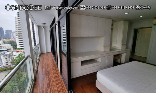 This large condo on Sukhumvit 39 requires a bit of renovation and it's available in the Baan Prompong condominium