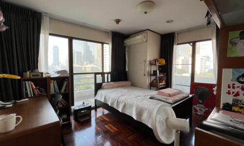 This large condo on Sukhumvit 43 is available now in a popular Richmond Palace condominium in Bangkok CBD