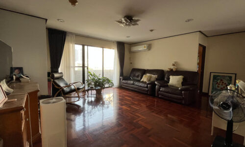 This large condo on Sukhumvit 43 is available now in a popular Richmond Palace condominium in Bangkok CBD