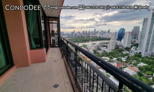 This large pet-friendly condo with a large balcony and a lake view is available at Aguston Sukhumvit 22 condominium