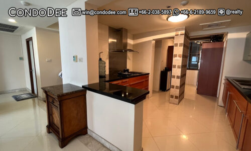 This large apartment on Wireless Road in Bangkok is available now in All Season Mansion near BTS Ploenchit