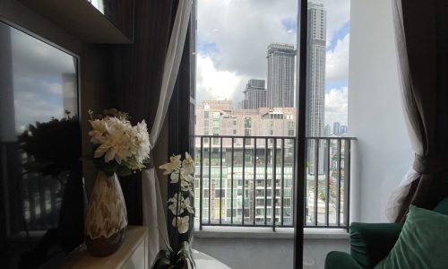 This luxury condo in Thonglor is located near the Donki Mall in a pet-friendly M Thonglor 10 Ekkamai condominium in Bangkok CBD