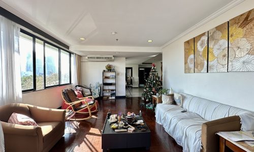 This condo near the park (Benchakitti Forest Park) features a large balcony. It's available now for sale with a tenant in a popular Lake Green Sukhumvit 8 condominium near BTS Nana in Bangkok CBD