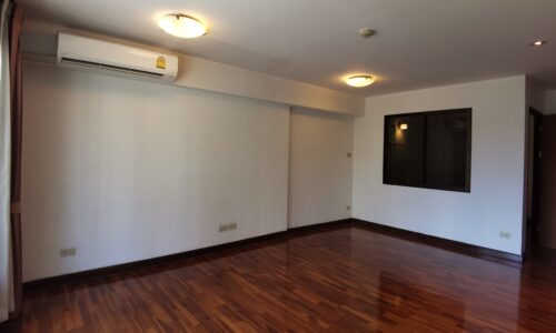 Cheap Bangkok apartment in Ruamrudee for sale - 2-bedroom - greenery view - Navin Court low-rise condo near BTS Ploenchit