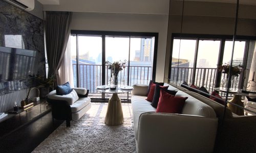 This luxury condo in Thonglor Ekkamai is available now on a very high floor of Park Origin Thonglot condominium in Bangkok CBD