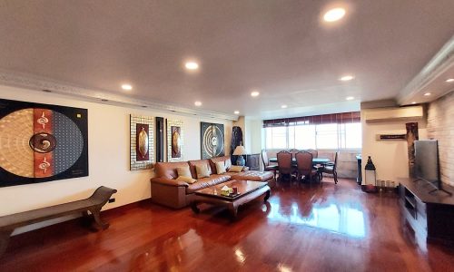 This large condo featuring a classic European style is available now in a popular D.S. Tower 2 Sukhumvit 39 condominium in Bangkok CBD