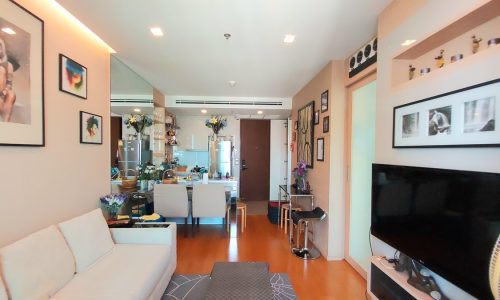 This condo with 1 bedroom condo is located near MRT Phetchaburi in Bangkok's most business center and it's available now for sale in a popular luxurious The Address Asoke condominium near Makkasan Airport Link station