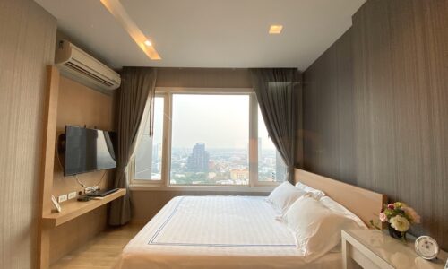This luxury Sukhumvit condo near Thonglor BTS is available now on a high floor in Siri at Sukhumvit condominium by Sansiri