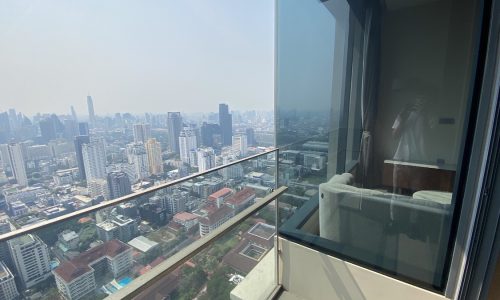 This luxury condo on a top floor in Asoke is available now in a popular The Esse Asoke condominium on Sukhumvit 21 in Bangkok CBD