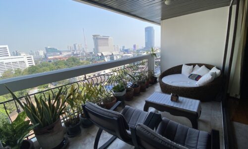 This large condo with 3 balconies and 3 bedrooms is available near Srinakharinwirot University in Asoke at Prime Mansion One condominium on Sukhumvit 31