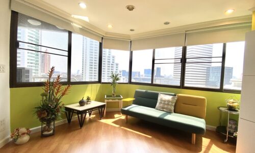 This spacious condo near BTS Asoke is available now in Lake Avenue Sukhumvit 16 condominium in Bangkok CBD