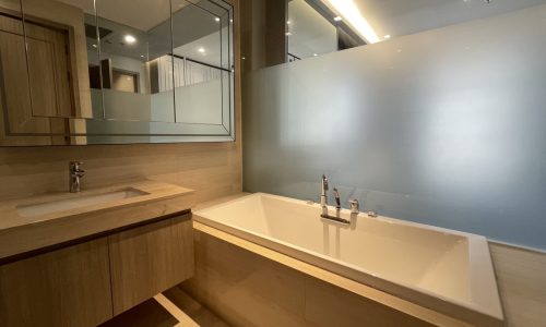 This 2-bedroom condo near Emquartier SHopping Mall is available now in a luxurious The XXXIX by Sansiri condominium on Sukhumvit 39 near BTS Phrom Phong in Bangkok CBD