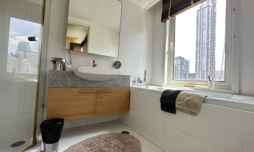 This well-maintained pet-friendly condo is available now for sale at a very good price in a popular Manhattan Chidlom condominium in Ratchathewi in Bangkok CBD
