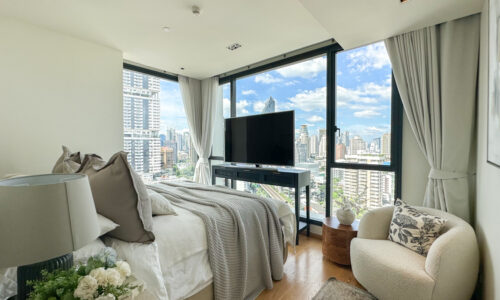 This luxury Sukhumvit condo near BTS Thonglor is available now on a high floor of a popular brand-new BEATNIQ condominium