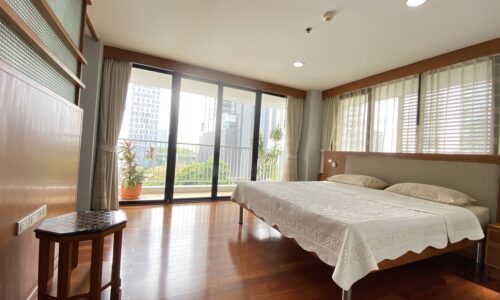 This large 2-bedroom condo on Sukhumvit 59 is available now at a good price in a popular 59 Heritage condominium near BTS Thonglor in Bangkok CBD