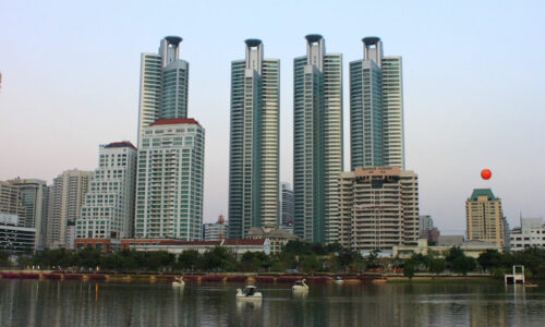 Millennium Residence Condominium Sukhumvit 20 - view from lake