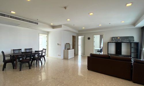 This large condo near BTS Ekkamai is available now in a popular Nusasiri Grand condominium on Sukhumvit 42 in Bangkok CBD