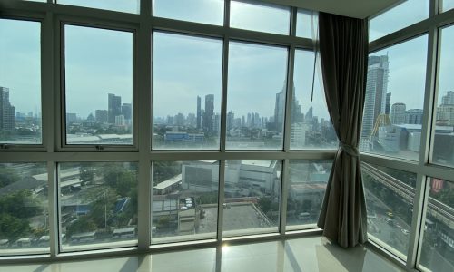 This large condo near BTS Ekkamai is available now in a popular Nusasiri Grand condominium on Sukhumvit 42 in Bangkok CBD