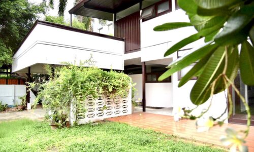 Rent a 3-bedroom house in Thonglor - 2-story