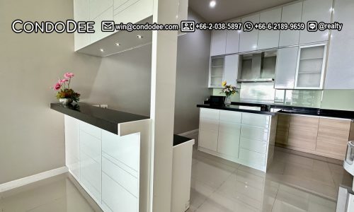 This penthouse with high ceilings in Phetchaburi Nana is available now in a popular Circle condominium in Bangkok CBD near Bumrungrad International Hospital and Makkasan Airport Link