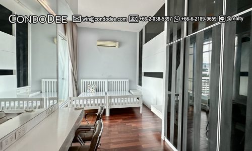 This penthouse with high ceilings in Phetchaburi Nana is available now in a popular Circle condominium in Bangkok CBD near Bumrungrad International Hospital and Makkasan Airport Link