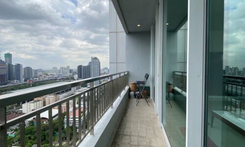 A penthouse with high ceilings in Phetchaburi Nana is available now for sale in the Circle condominium