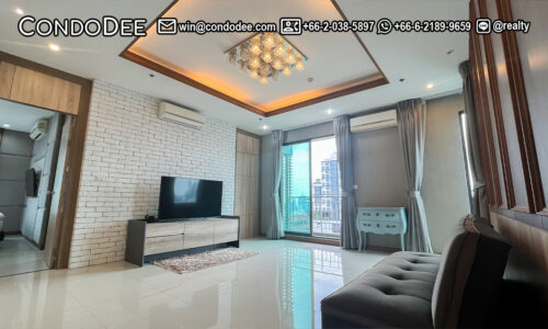 This penthouse of a luxury loft style in Asoke is a unique property ocated on one of the top floors of the popular Villa Asoke condominium located just next to MRT Phetchaburi