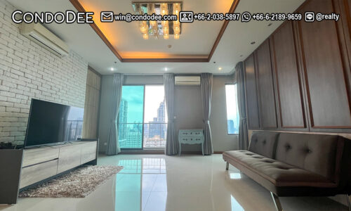 This penthouse of a luxury loft style in Asoke is a unique property ocated on one of the top floors of the popular Villa Asoke condominium located just next to MRT Phetchaburi