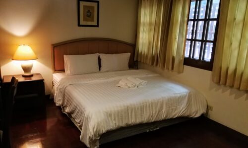 Large condo for rent in Langsuan - 3 bedroom - low floor - pet-friendly