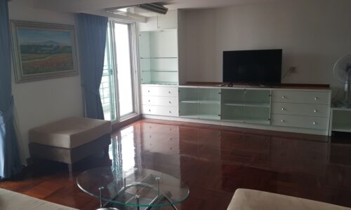2-bedroom condo for sale in Prompong - 2 balconies - nice view - Royal Castle
