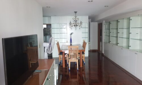 2-bedroom condo for sale in Prompong - 2 balconies - nice view - Royal Castle