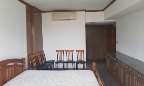 3-bedroom condo for sale in Prompong - 2 balconies - nice view - Royal Castle
