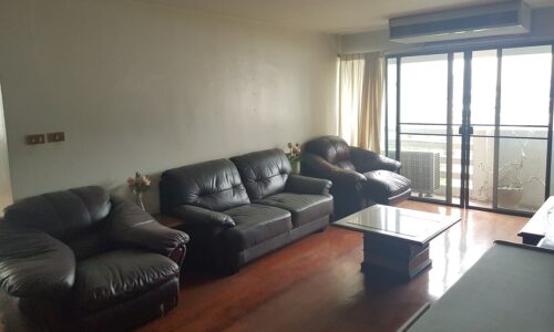 Condo for sale In Sukhumvit 15 - 2-bedroom - 2-balconies - mid-floor - renovation required - Ruamjai Heights
