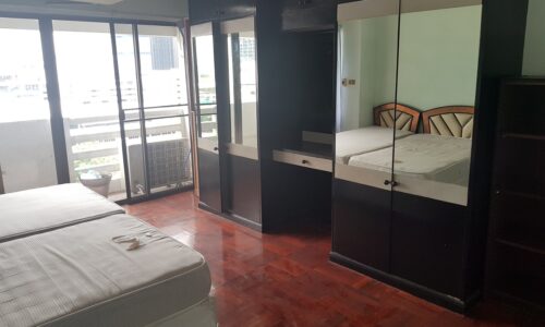 Condo for sale In Sukhumvit 15 - 2-bedroom - 2-balconies - mid-floor - renovation required - Ruamjai Heights
