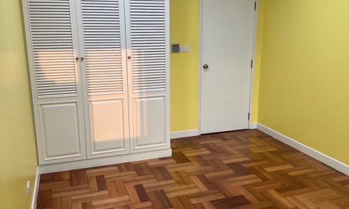 This condo on Sukhumvit 11 with a nice parquet floor is available now at a reasonable price in a popular Libert Park 2 condominium in Nana in Bangkok CBD