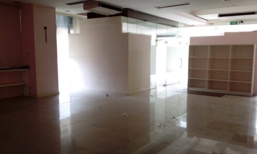 Retail space for rent in Thonglor 13 - a large area