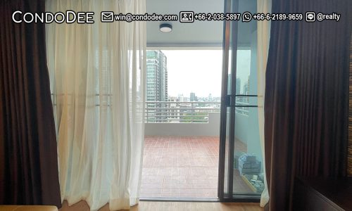 This Sukhumvit penthouse with an amazing view is available on a high floor in a popular Acadamia Grand Tower Sukhumvit 43 condominium in Bangkok CBD
