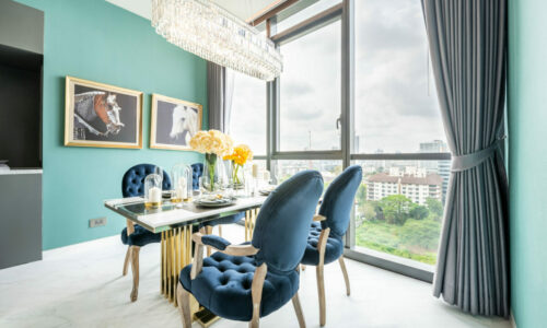 This luxury new condo in Thonglor is a pet-friendly apartment located in the trendy Monument Thong Lo condominium