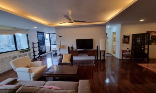 This large condo near the park is available in the Sukhumvit Casa condominium on Sukhumvit 10 near BTS Nana