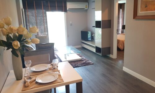 Corner Condo Rent in Thong Lo - 1-Bedroom in Low Rise The Crest Sukhumvit 49 Condominium