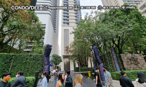 The Esse Asoke luxury condo for sale in Bangkok on Sukhumvit 21 near University was developed by Singha Estate PCL and completed in 2019.