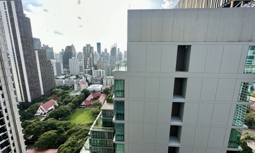 This Sukhumvit apartment with a large balcony for sale with 3 bedrooms is available in Grand Park View Asoke condominium near Srinakharinwirot University in Bangkok CBD