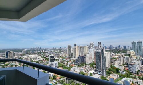 A river-view renovated apartment in Sukhumvit Road on a high floor at Waterford Diamond Tower is available now for sale